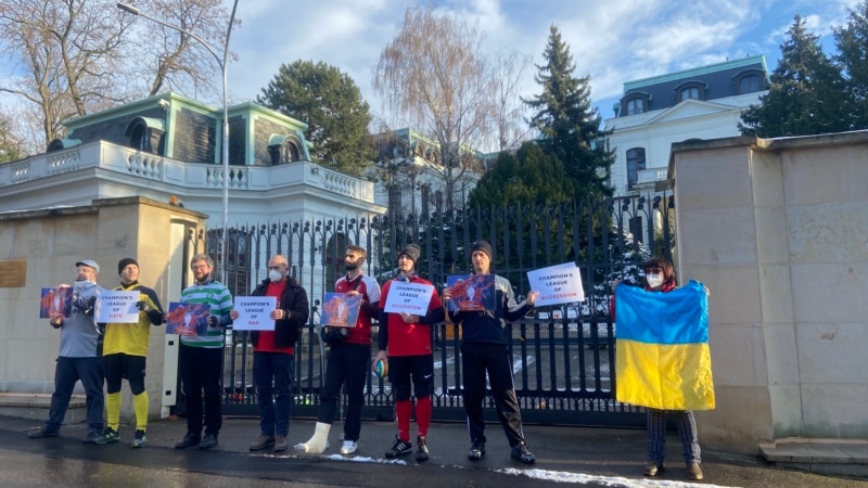Российское посольство в Чехии забросали футбольными мячами