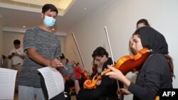 Studentët nga Instituti Kombëtar i Muzikës në Afganistan, që u larguan nga vendi i tyre, duke bërë stërvitje për një koncert në Katar. Tetor, 2021.
