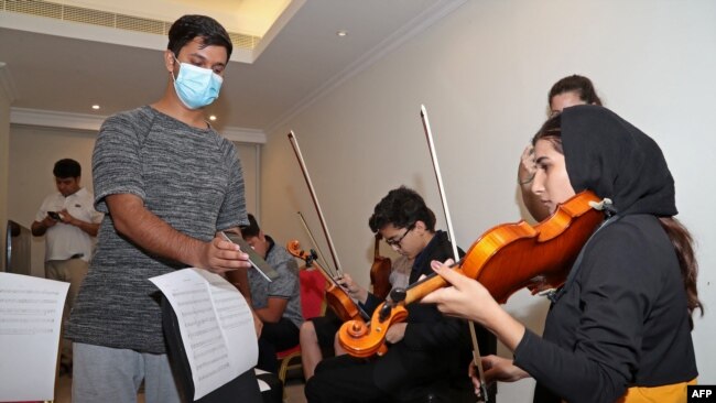 Studentët nga Instituti Kombëtar i Muzikës në Afganistan, që u larguan nga vendi i tyre, duke bërë stërvitje për një koncert në Katar. Tetor, 2021.