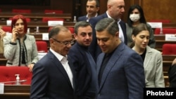 Armenia - Leaders of the opposition minority in the Armenian parliament talk during a failed session boycotted by the ruling Civil Contract party, Yerevan, November 15, 2021.