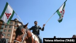 Житель Ингушетии на лошади с флагом республики в руках, Магас, март 2019 г. / Иллюстративное фото 