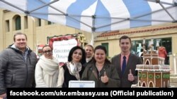Представители посольства Украины в США на конкурсе пряничных домиков рядом с десертом в виде замка «Ласточкино гнездо»