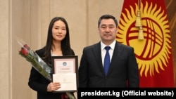 Президент Садыр Жапаров 14-декабрда студенттерге президенттик стипендияларды тапшырды.