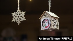 Una din adresele folosite pentru scrisorile adresate lui Moș Crăciun este: Santa Claus’ Main Post Office Santa’s Workshop Village, 96930–Arctic Circle, Rovaniemi, Finland.