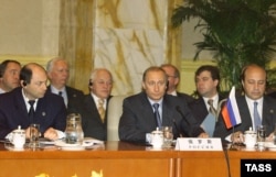 Russian President Vladimir Putin (second from right) at the first SCO summit in Shanghai on June 15, 2001.