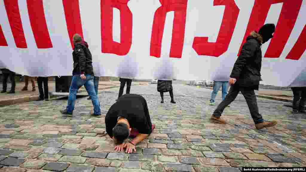 Під час заходу було проведено перфоманс &laquo;Кайданам не забрати мою волю&raquo; за участі колишніх бранців Кремля