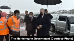  Crnogorski premijer Zdravka Krivokapić sa kineskim ambasadorom Lijom Đinom u obilasku radova na autoputu Bar-Boljare