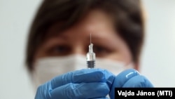 A Hungarian medic prepares a COVID booster shot in the northeastern town of Miskolc. (file photo)