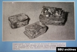 Метални кутии, открити в гроба на покойната съпруга на Шейнкин. Кутиите са били пълни със златни монети.