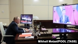 Ресей президенті Владимир Путин Қытай президенті Си Цзиньпинмен видеобайланыс арқылы сөйлесіп отыр. Мәскеу, 15 желтоқсан 2021 ж.