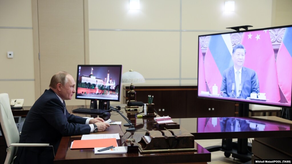 Президент Росії Володимир Путін поспілкувався із керівником Китаю Сі Цзіньпіном через відеозв’язок зі свєї резиденції під Москвою 15 грудня 2021 року.