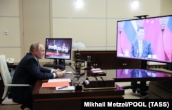 Presidenti rus, Vladimir Putin shihet në zyrën e tij duke zhvilluar bisedë virtuale me presidentin kinez, Xi Jingping. Dhjetor 2021.