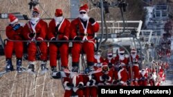 Inaugurarea sezonului 2021/2022 pe o pârtie de ski din Bethel/Maine din Statele Unite. În pragul celui de-al doilea Crăciun petrecut în pandemie, experții avertizează că efectele izolării și ale restricțiilor vor face și mai dificilă bătălia contra tulpinii Omicron.