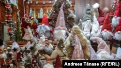În Finlanda, părinții plătesc de la 15 la 50 de euro pentru răspunsurile lui Moș Crăciun. Răspunsurile mai scumpe vin și cu cadouri.