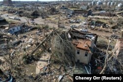 11 decembrie 2021, Mayfield, Kentucky, una dintre zonele distruse de tornadele neobișnuite pentru această perioadă a anului, care au lovit mai multe state americane.