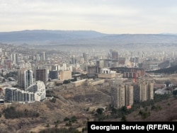 მაღლივის მიმდებარე ტერიტორია წყნეთის გზატკეცილიდან.