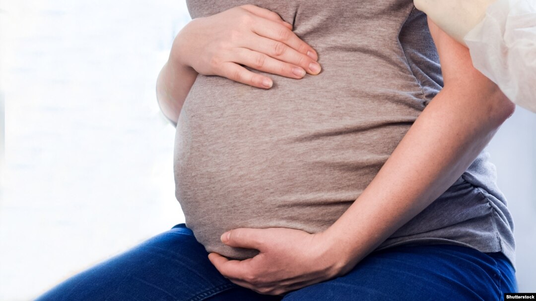 Орындыққа байланған қызды гинеколог тексереді.