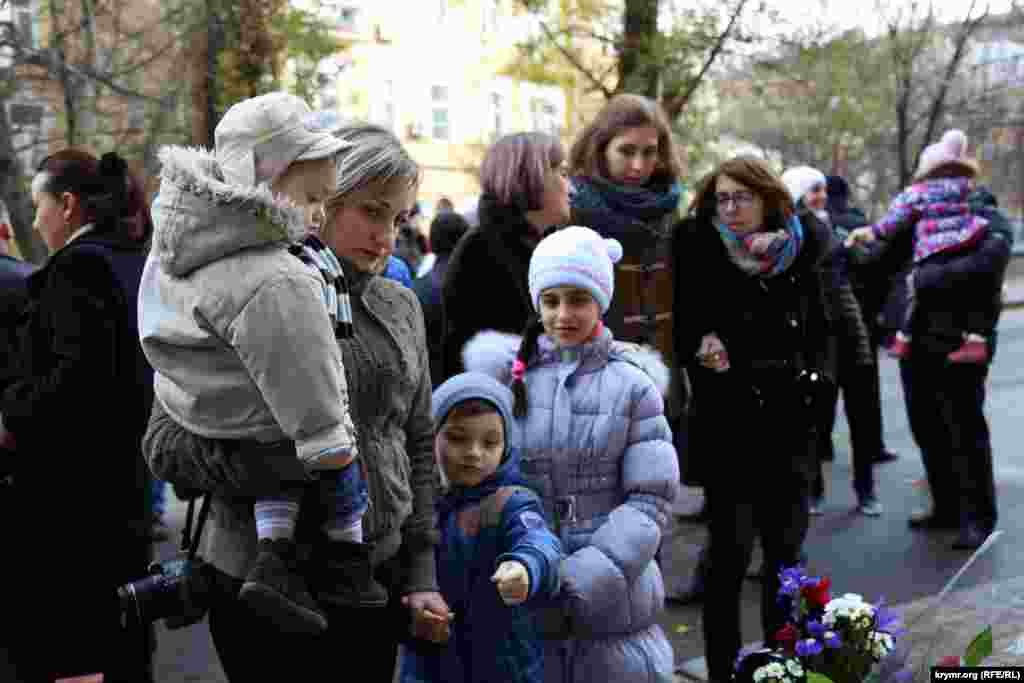 Некоторые из членов Меджлиса пришли со своими семьями. К акции также подключилась крымскотатарская молодежь