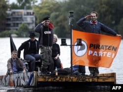 Активисты Пиратской партии спускаются по реке Шпрее. 2012 год