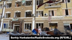 Зруйнована внаслідок удару БпЛА будівля готелю у Слов'янську, 2 серпня 2025 року