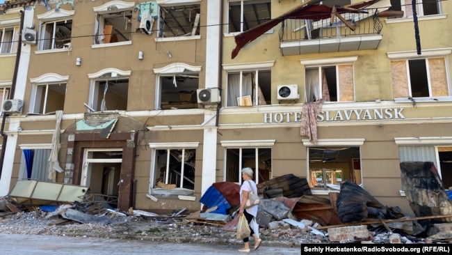 Зруйнована внаслідок удару БпЛА будівля готелю у Слов'янську, 2 серпня 2025 року