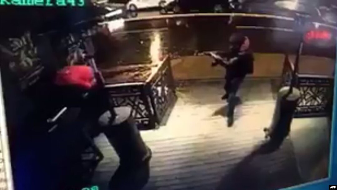 Түнкү клубга кирип келип аткылаган адам.