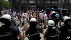 Policajci na mestu blokade ceste u Beogradu, Srbija, 4. jula 2025.