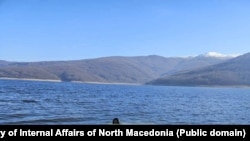 Jedan dio srušenog aviona vidi se u Mavrovskom jezeru.