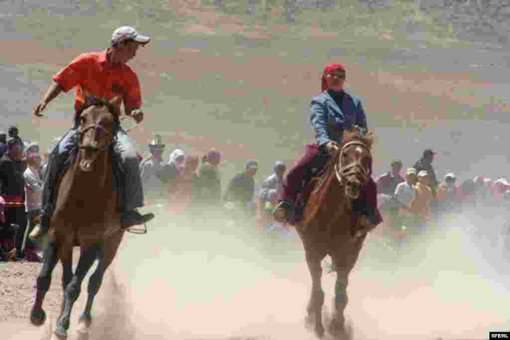 Ат оюндары аймактын эгемен тарыхында, жыйырма жылдай убактан бери биринчи жолу өткөрүлдү. - Tajikistan - Murgab, Gorno Badakhshan, Horse Festival 19July2009