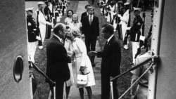 Ричард Никсон покидает Белый Дом после заявления об отставке 9 августа 1974 года
