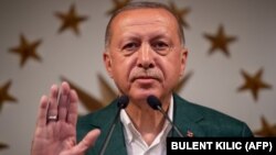 Președintele Turciei, Recep Tayyip Erdogan, înainte de a ține discursul prin care a părut să accepte înfrângerea de la Ankara, în cadrul alegerilor locale, desfășurate duminică.