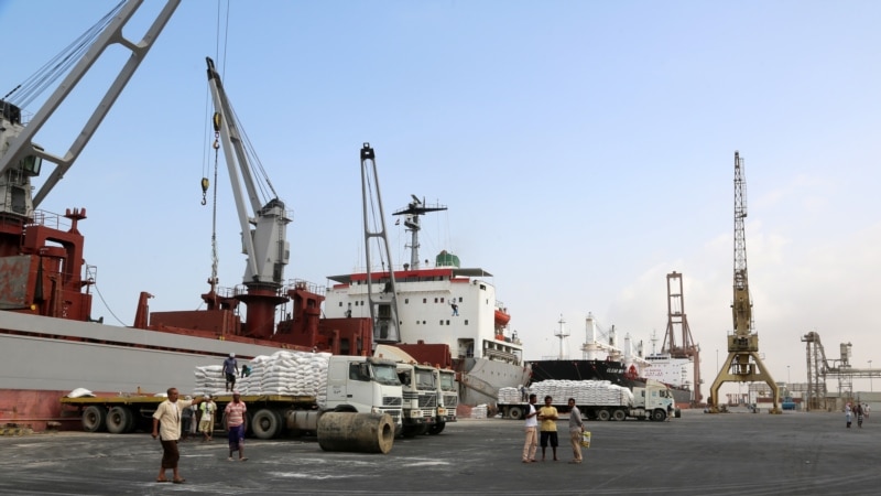 Йеменде негизги порт үчүн кармаш жүрүп жатат
