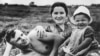 Савецкі касманаўт Юры Гагарын на пляжы з жонкай Валянцінай і дачкой Аленай у чэрвені 1960 году, менш чым за год да таго, як ён увайшоў у гісторыю як першы чалавек, які зьдзейсьніў палёт у космас