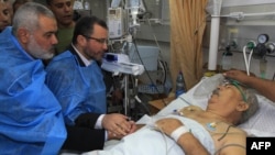 Лидерот на Хамас, Исмаил Ханија во посета на човек ранет при нападите од страна на Израел.