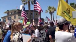 Miting de săptămâna trecută în San Diego, California, pentru ridicarea restricțiilor