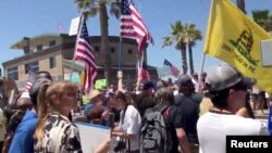 Protest građana koji traže prekidanje mera ograničenja u SAD, sa ciljem obnavljanja poslova i privrednog života. San Diego, 26. april 2020.