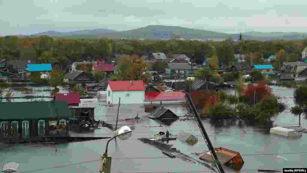 Flooded streets in the neighborhood of Komsomolsk-na-Amure