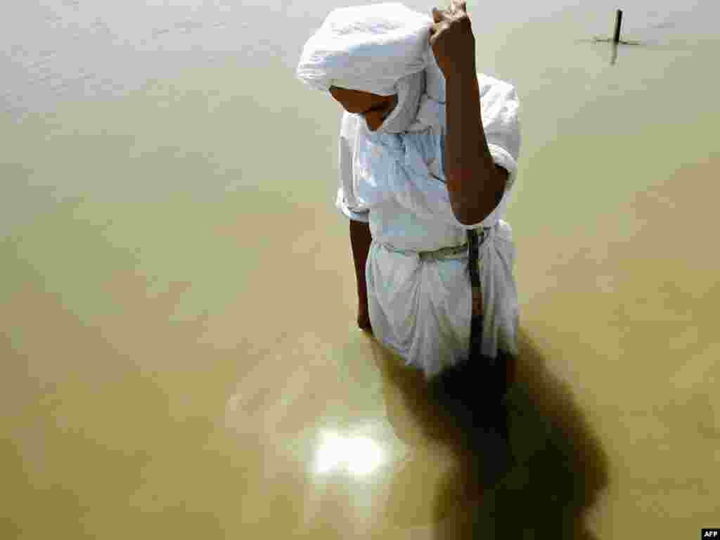 Irak - Ritual u Tigrisu - Ovaj je vjernik u Bagdadu obavio ritual očišćenja u rijeci Tigris. On pripada sekti Sabeana,koja polako nestaje u Iraku. Trenutno ih ima 7-8 tisuća.