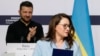 Președintele Zelenski aplaudă la o ceremonie de semnare de documente la Paris, în iunie, de către ministra Economiei, Iulia Sviridenko. Ea ar urma să devină prim-ministră.
