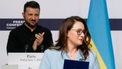 Președintele Zelenski aplaudă la o ceremonie de semnare de documente la Paris, în iunie, de către ministra Economiei, Iulia Sviridenko. Ea ar urma să devină prim-ministră.