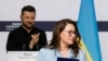 Președintele Ucrainei, Volodimir Zelenski, o aplaudă pe Iulia Svîrîdenko, prim-vicepremier și ministru al Economiei, după semnarea documentelor cu ministrul francez de externe la Palatul Elysee din Paris, pe 7 iunie 2024.