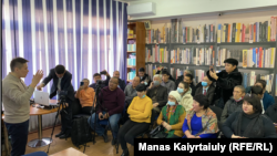 Жаңаөзен оқиғасы туралы деректі фильмді таныстырып жатқан белсенді Жанболат Мамай. Алматы, 10 желтоқсан 2021 жыл.