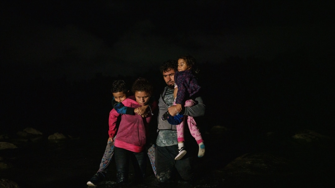 Қыздар төменнен аяқтарының арасындағы эротиканы көреді