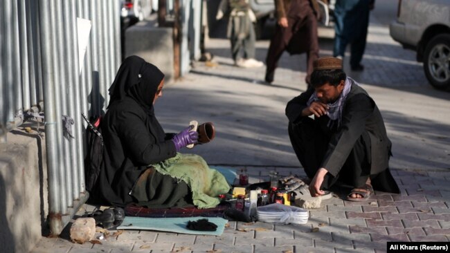 دا بيا د هديه په نوم يوه ښوونکې ده چې د طالبانو له بياځلي واکمنۍ مخکې يې په بېلابېلو ښوونځيو کې تدريس کاوه، خو اوس د کابل ښار په يوه څنډه کې د بوټونو د رنګولو له لارې د کور لګښتونه پوره کوي.