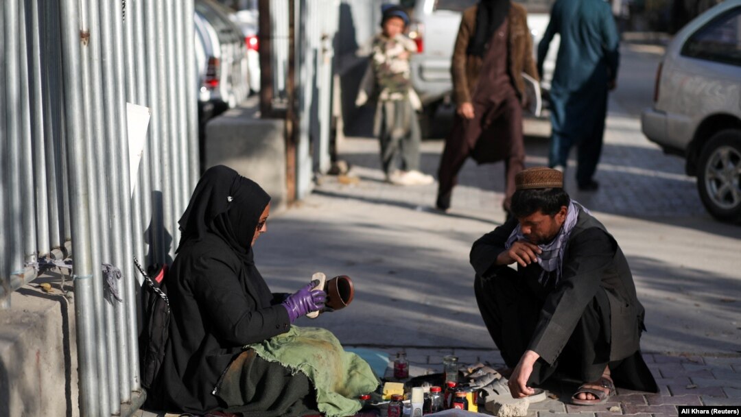 حميده احمدي چې تېر حکومت پر مهال يې دنده د رلوده، اوس بوټان پالش کوي او دنده نه لري.