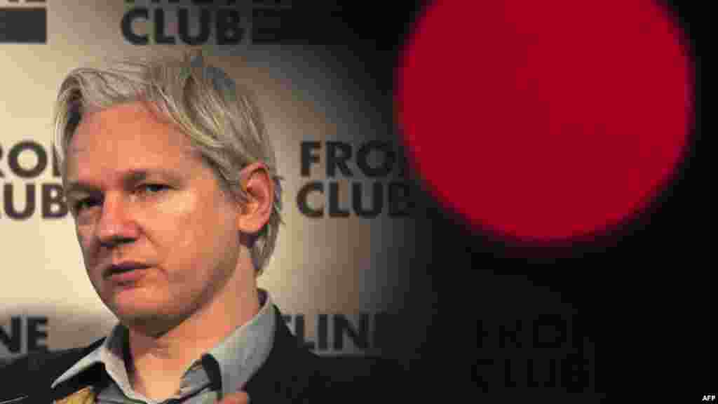 Assange 2012. február 12-én&nbsp;sajtótájékoztatót tartott&nbsp;Londonban. A WikiLeaks két héttel később kezdte meg az amerikai Stratfor hírszerző cég több mint ötmillió bizalmas e-mailjének közzétételét