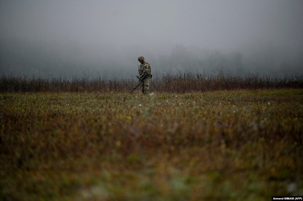 Një ushtar amerikan i NATO-s, duke patrulluar afër kufirit ndërmjet Kosovës dhe Serbisë, në Jarinjë, teksa&nbsp;serbët hiqnin kamionët dhe veturat që i kishin vënë për të bllokuar rrugën kufitare, më 2 tetor.