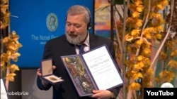 Дмитрий Муратов во время получения Нобелевской премии мира