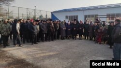 Участники акции в поддержку Бактыа Жетигенова в селе Сайлык. 12 декабря 2021 года.