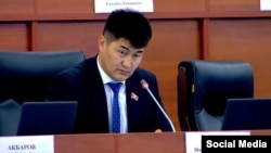 Депутат Шайлообек Атазов подвергся резкой критике в прошлом году, когда предложил запретить незамужним девушкам до 23 лет выезжать за границу без сопровождения родителей